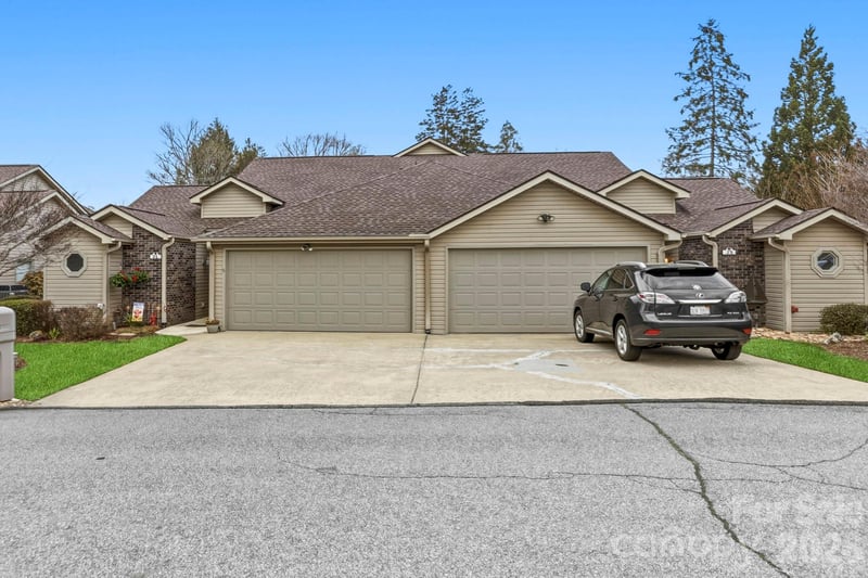 21 Tisha Ln, Hendersonville, NC 28739