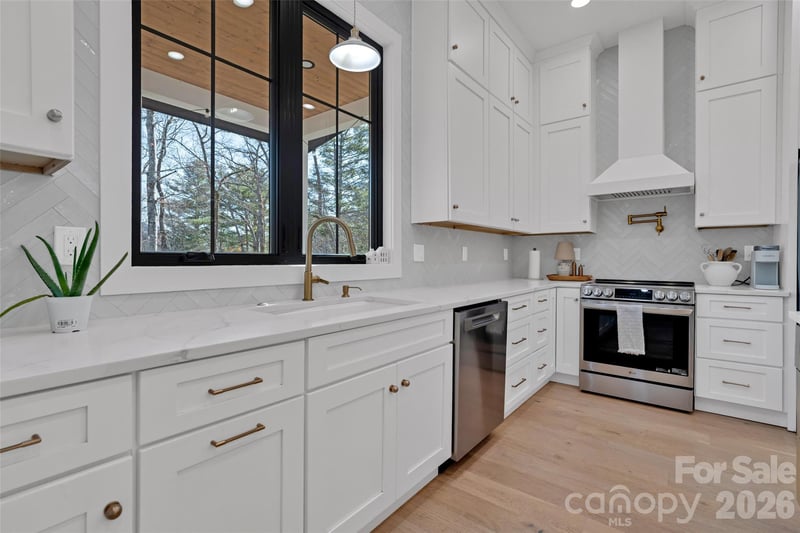 26 Pineview Rd, Fairview, NC 28730