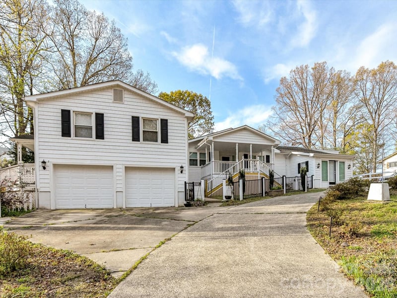 916 Lakewood Dr, Matthews, NC 28104