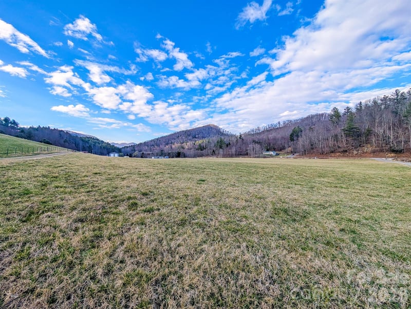 124 Shootout Ln, Burnsville, NC 28714