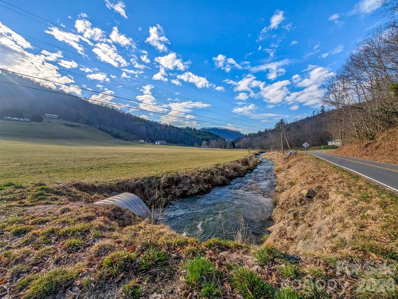 124 Shootout Ln, Burnsville, NC 28714