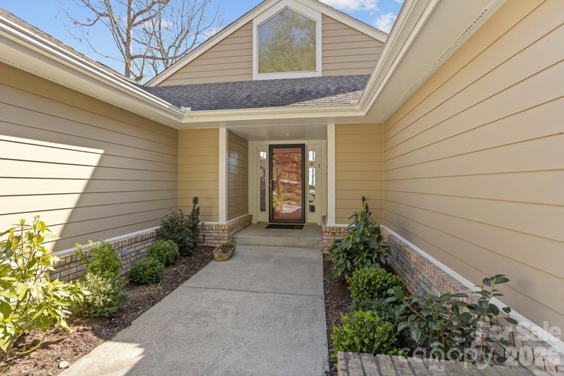 210 Claymoor Ct, Flat Rock, NC 28731