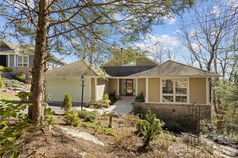 210 Claymoor Ct, Flat Rock, NC 28731