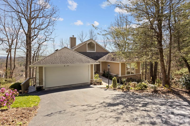 210 Claymoor Ct, Flat Rock, NC 28731