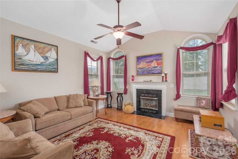 93 Outlook Cir, Swannanoa, NC 28778