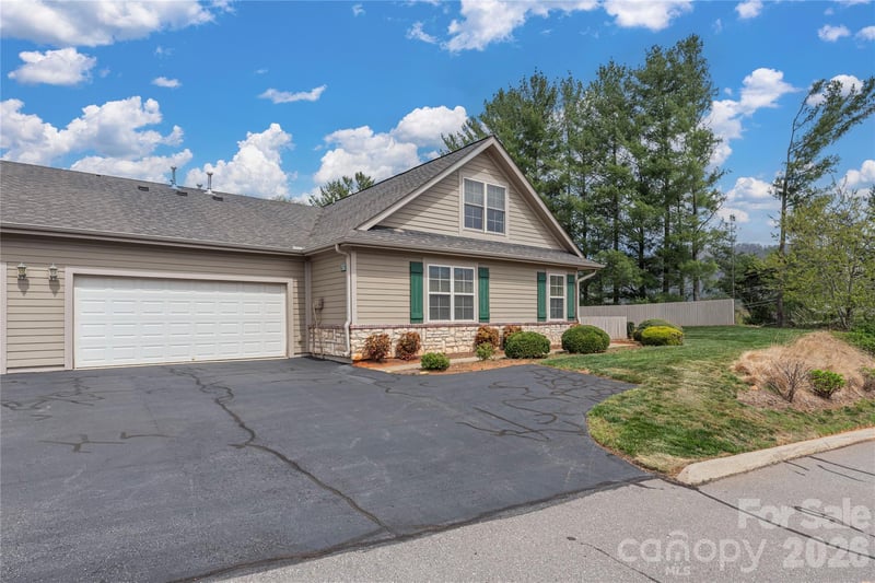 93 Outlook Cir, Swannanoa, NC 28778
