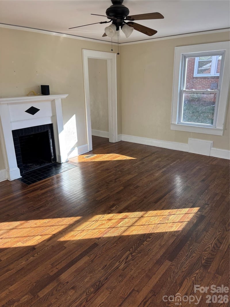 1106 8th St, Hickory, NC 28601