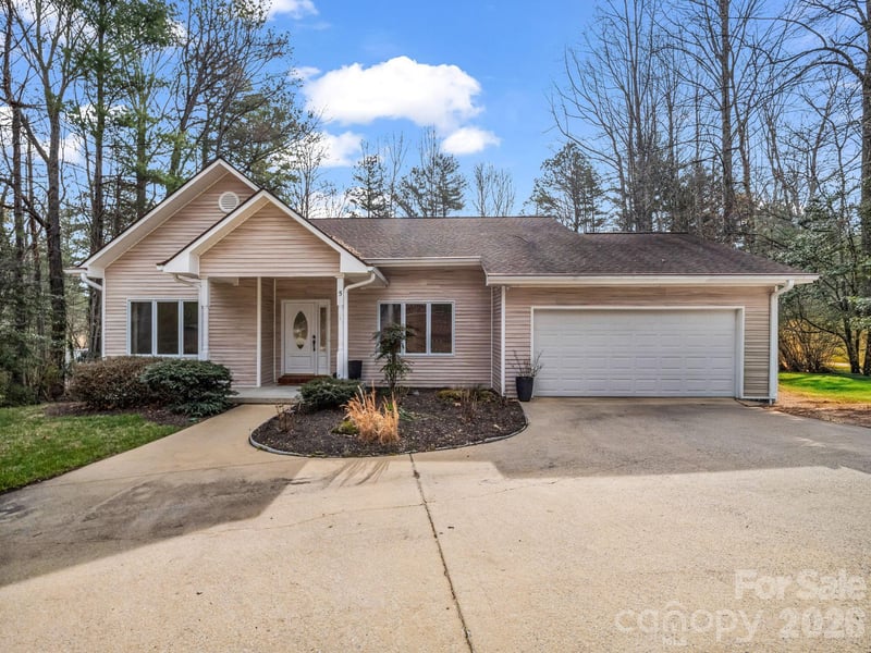 5 Hearthstone Ln, Flat Rock, NC 28731
