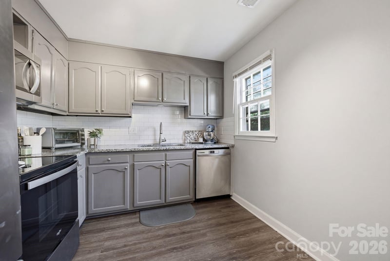 8033 Regent Park Ln, Charlotte, NC 28210