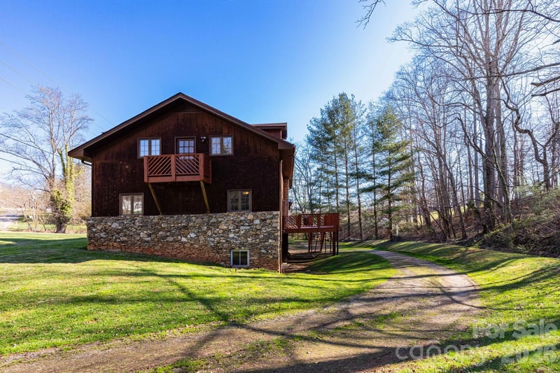 586 Justice Ridge Rd, Candler, NC 28715
