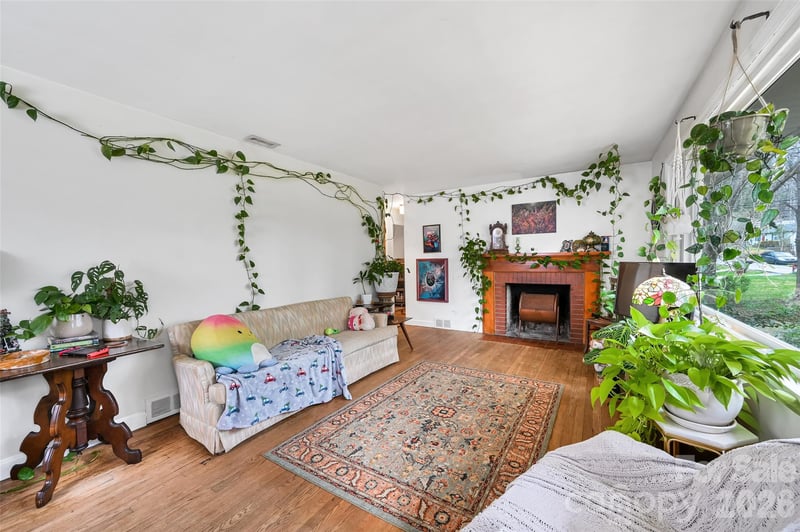 297 White Pine Dr, Asheville, NC 28805