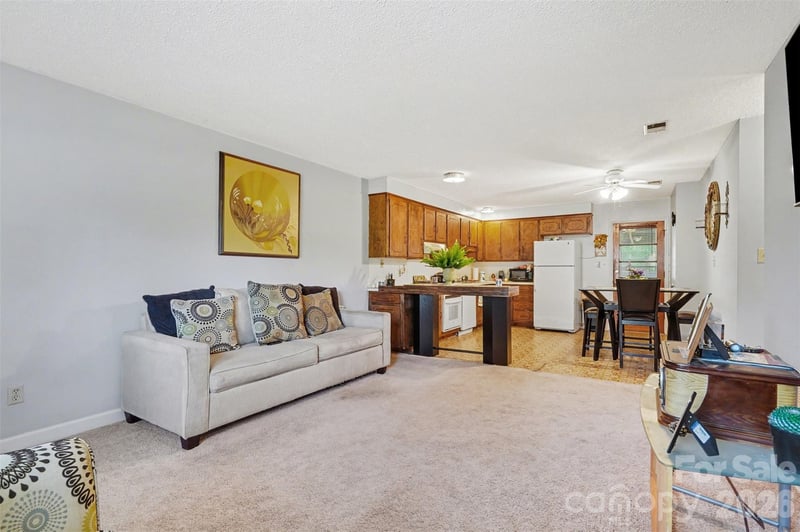 61006102 Pleasant Grove Rd, Charlotte, NC 28216