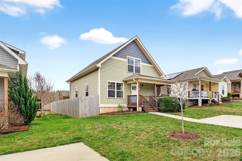 18 Yarrow Meadow Dr, Weaverville, NC 28787