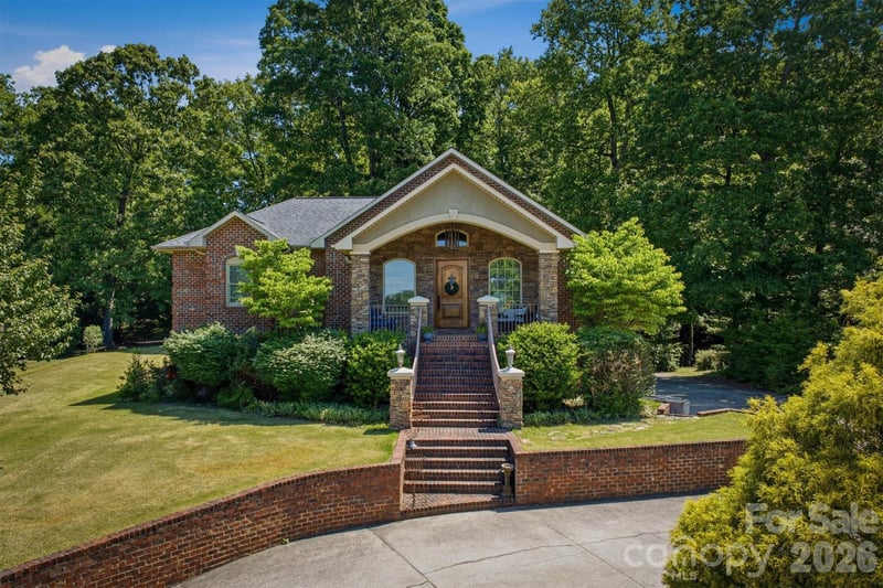 405 Golfview Ct, Lenoir, NC 28645