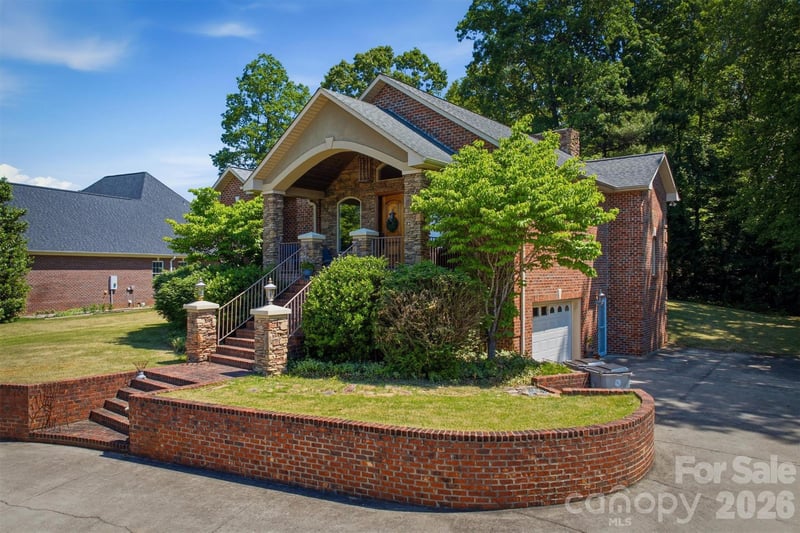 405 Golfview Ct, Lenoir, NC 28645