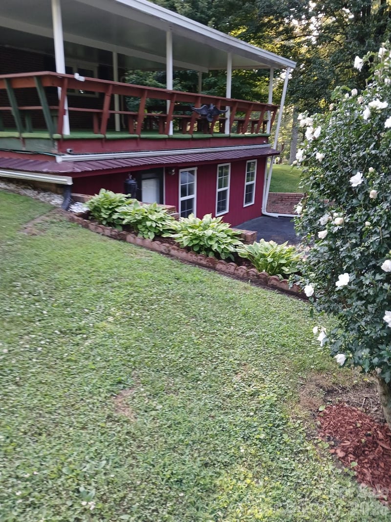 44 Tuttle Rd, Hendersonville, NC 28792