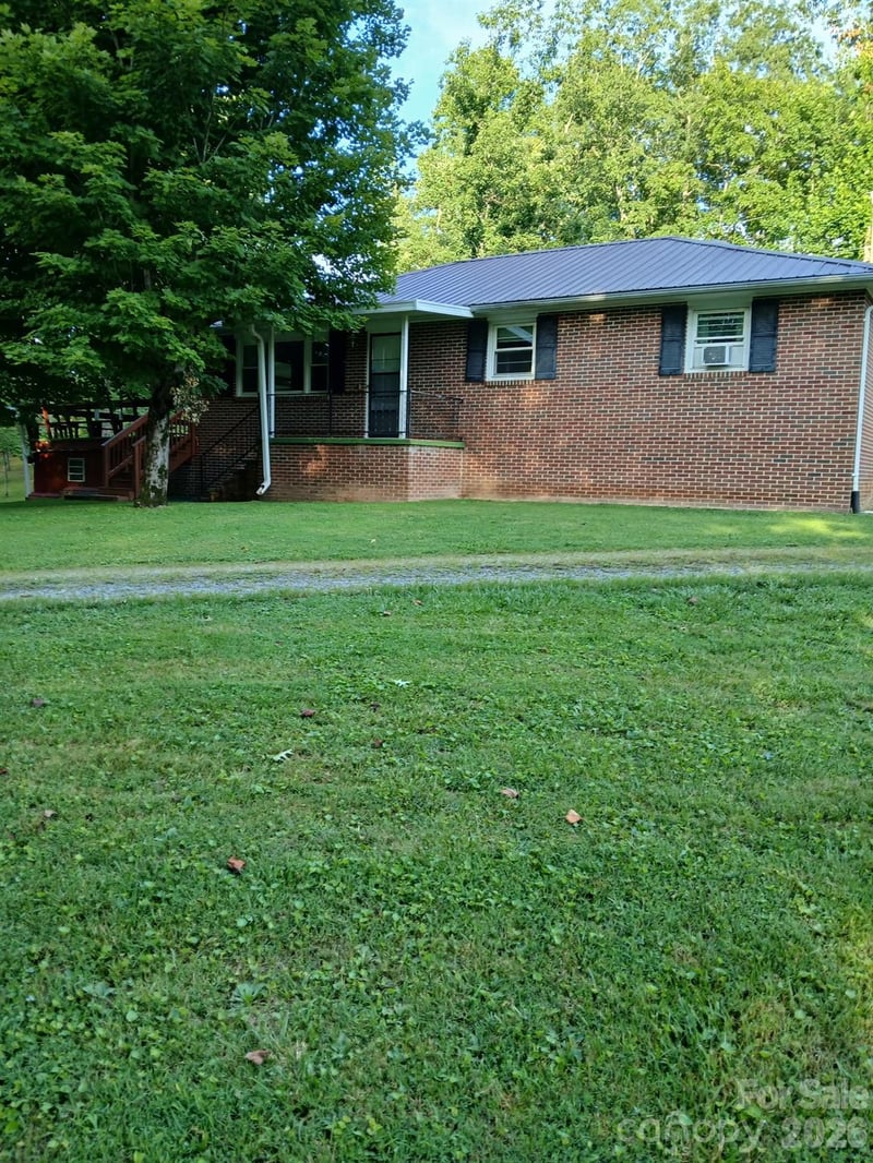 44 Tuttle Rd, Hendersonville, NC 28792