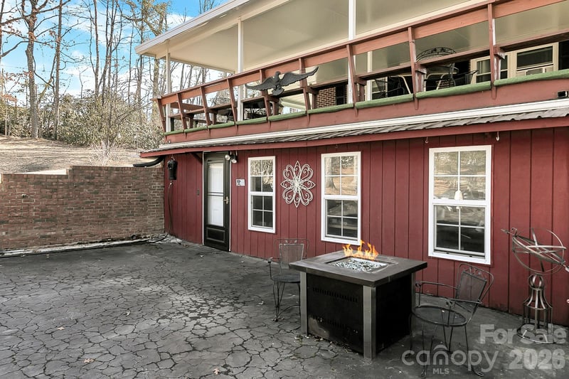 44 Tuttle Rd, Hendersonville, NC 28792