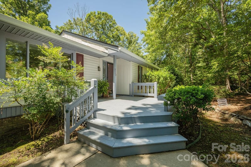 3113 Primrose Dr, Hendersonville, NC 28792