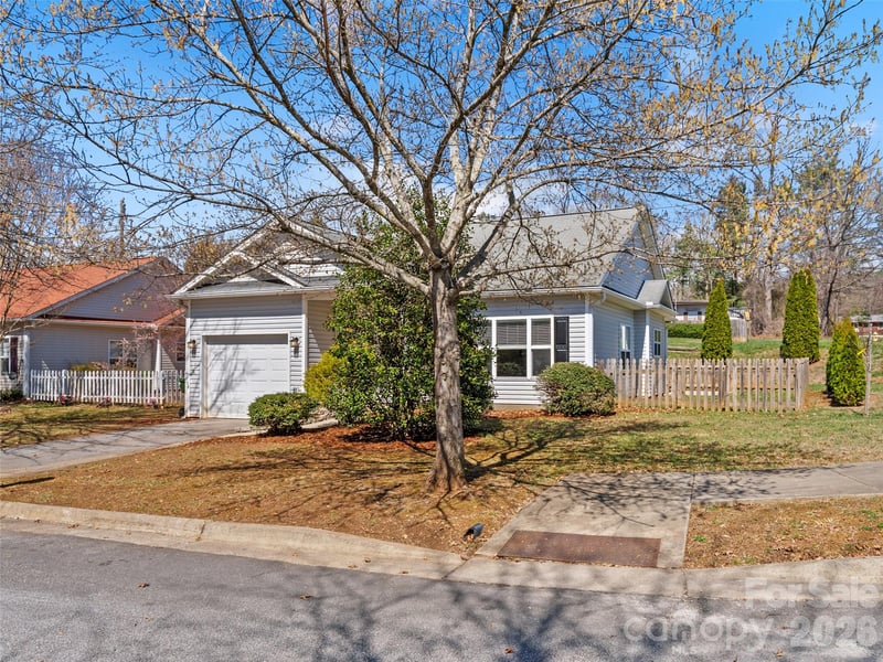 15 Scottish Cir, Asheville, NC 28803