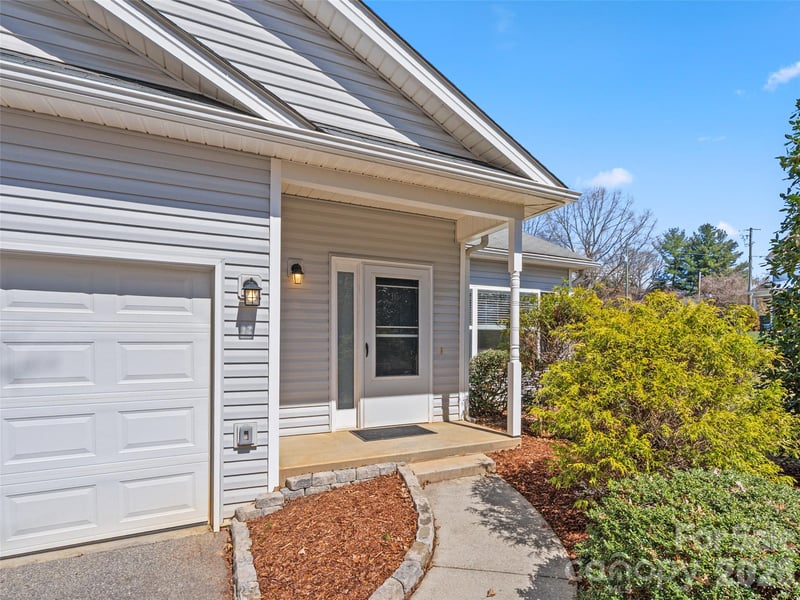 15 Scottish Cir, Asheville, NC 28803