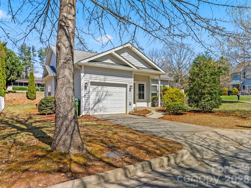 15 Scottish Cir, Asheville, NC 28803