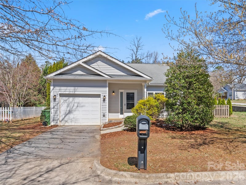 15 Scottish Cir, Asheville, NC 28803