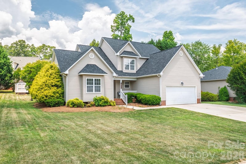 208 Deerfield Dr, Mount Holly, NC 28120