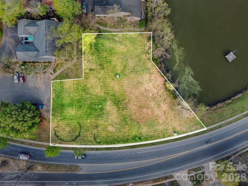 1725 Village Lake Dr, Charlotte, NC 28212