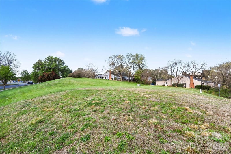 1725 Village Lake Dr, Charlotte, NC 28212