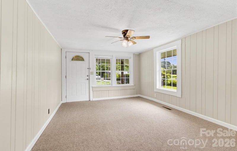 438 Loop Rd, Hendersonville, NC 28792