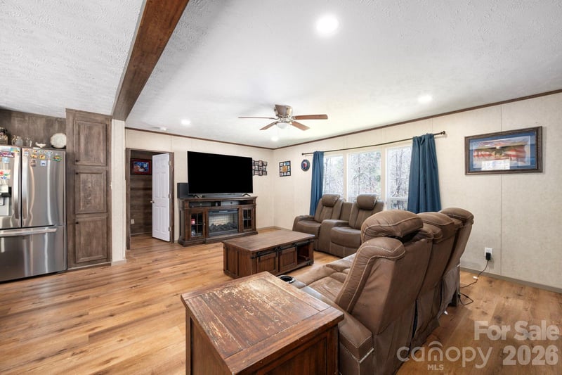 1064 Deer Chase Cir, Cedar Mountain, NC 28718