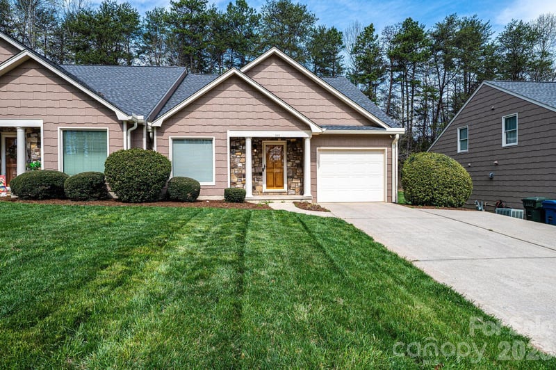 142 39th Avenue Ct, Hickory, NC 28601