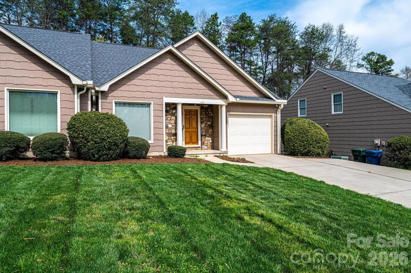 142 39th Avenue Ct, Hickory, NC 28601