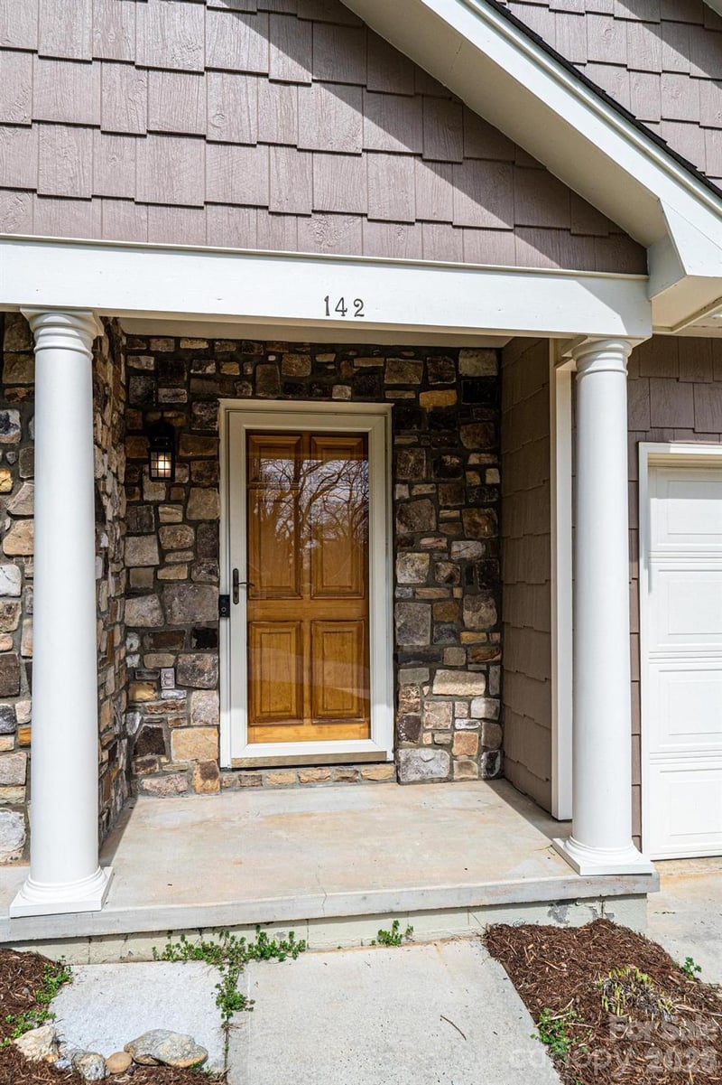 142 39th Avenue Ct, Hickory, NC 28601