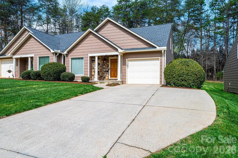 142 39th Avenue Ct, Hickory, NC 28601