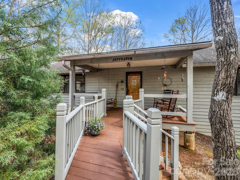 780 Rixhaven Dr, Saluda, NC 28773