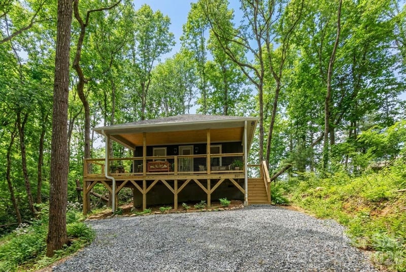 137 Arbutus Trl, Hendersonville, NC 28792