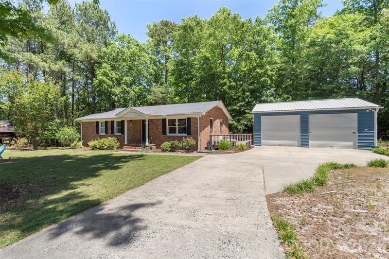 1122 Pine Knot Ct, Clover, SC 29710