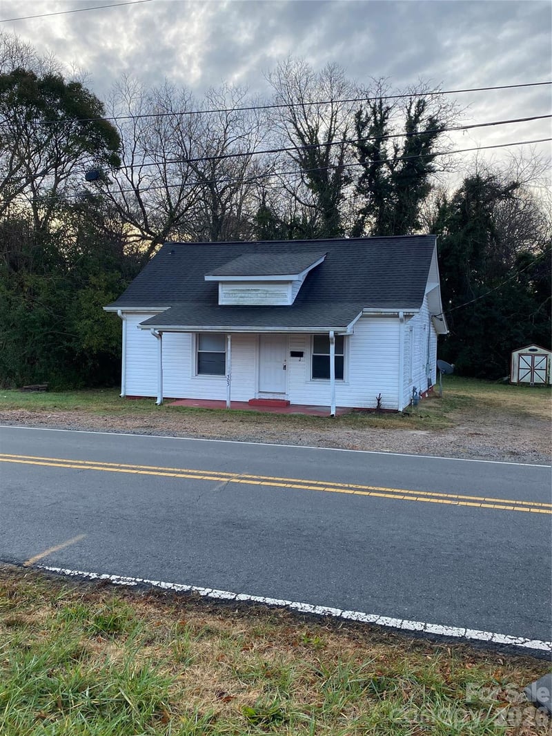 303 Rogers Lake Rd, Kannapolis, NC 28081