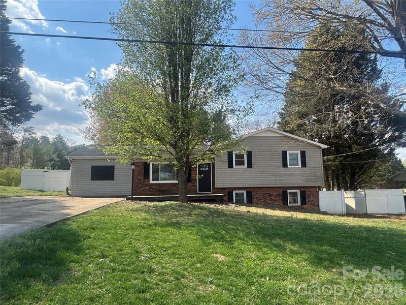 2618 32nd Ave, Hickory, NC 28601