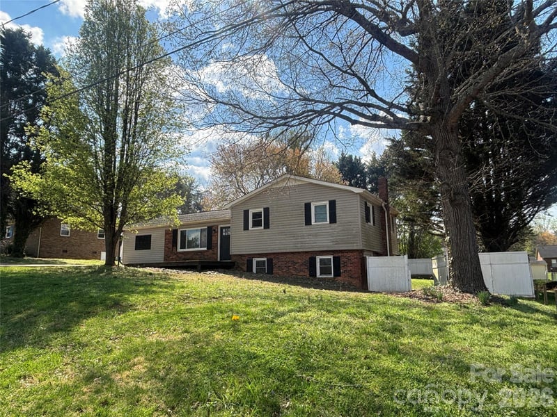 2618 32nd Ave, Hickory, NC 28601