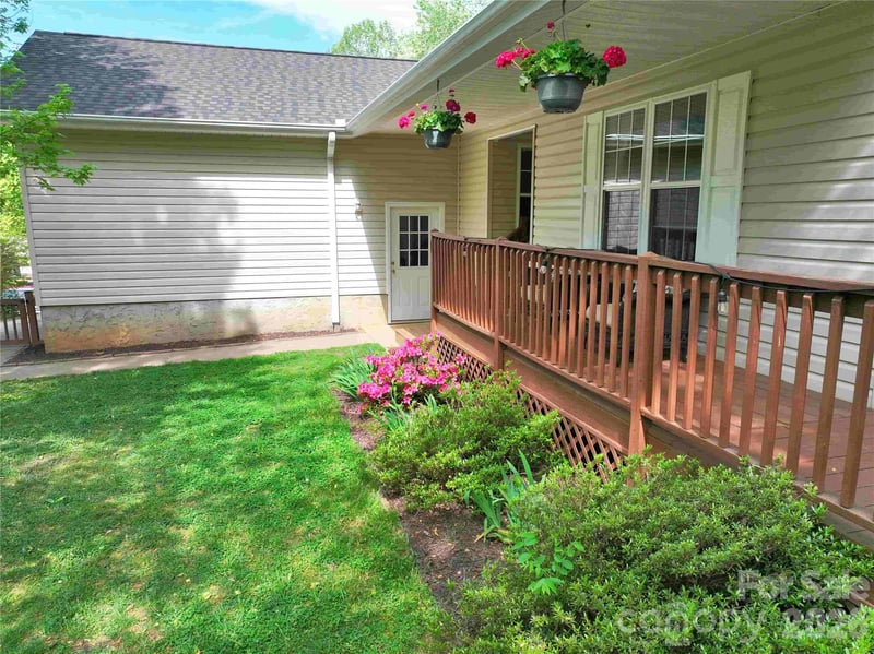 1 Mosers Pl, Candler, NC 28715