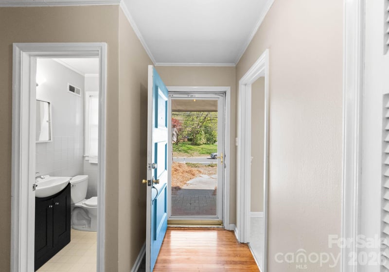 1136 Woodlawn Rd, Charlotte, NC 28209