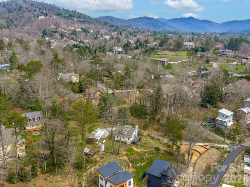 9 Woodbine Rd, Asheville, NC 28804