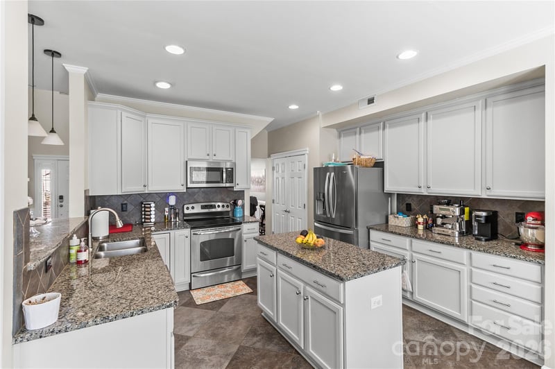 7030 Carrington Pointe Dr, Huntersville, NC 28078