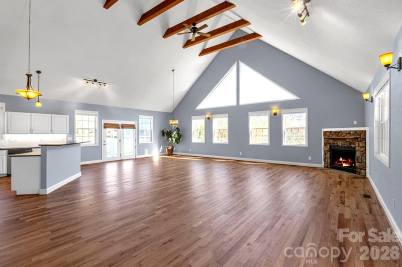 291 Crab Meadow Dr, Hendersonville, NC 28739