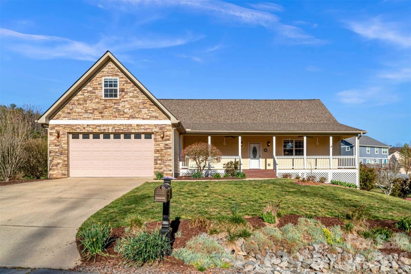 291 Crab Meadow Dr, Hendersonville, NC 28739
