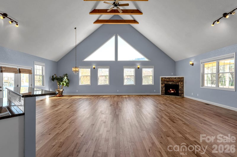 291 Crab Meadow Dr, Hendersonville, NC 28739