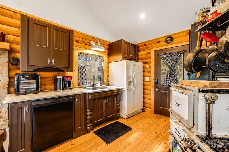 409 Hamlet Dr, Burnsville, NC 28714